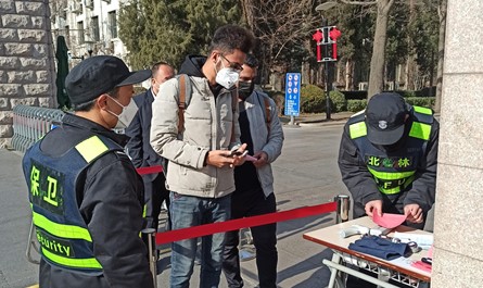 “疫”线采风|校门口的“护林人”