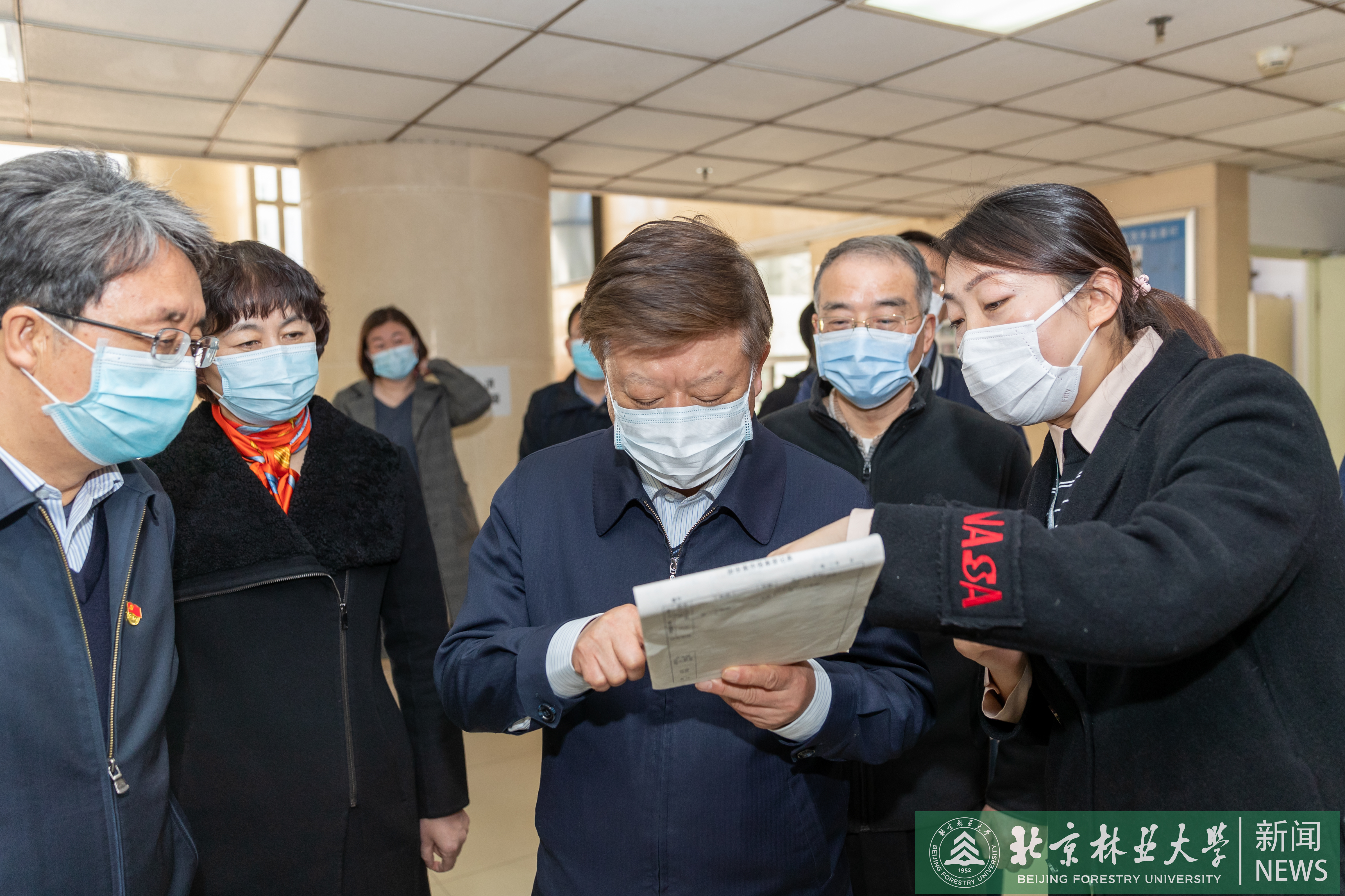 校党委书记王洪元带队检查校园疫情防控及安全工作