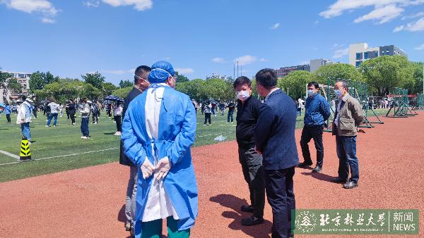 校领导慰问校园核酸检测一线工作人员