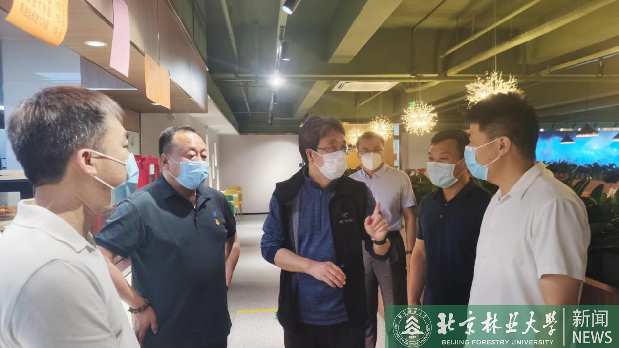 校领导检查疫情防控服务保障