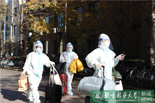 温暖而坚定地和学生们在一起