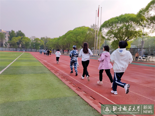 国旗下晨跑活动.jpg