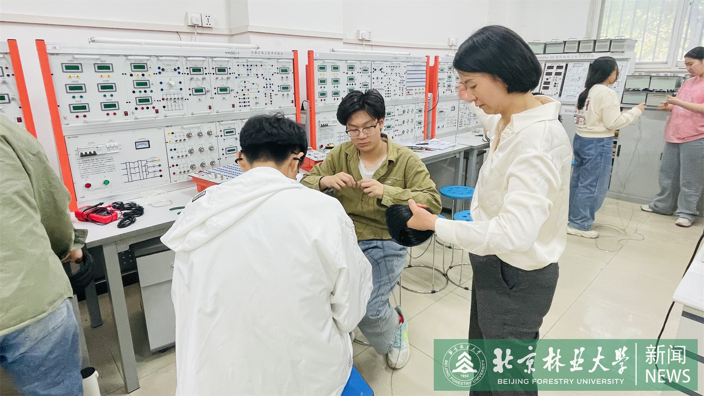 新闻图5 教师指导学生进行电子元器件分整.jpg