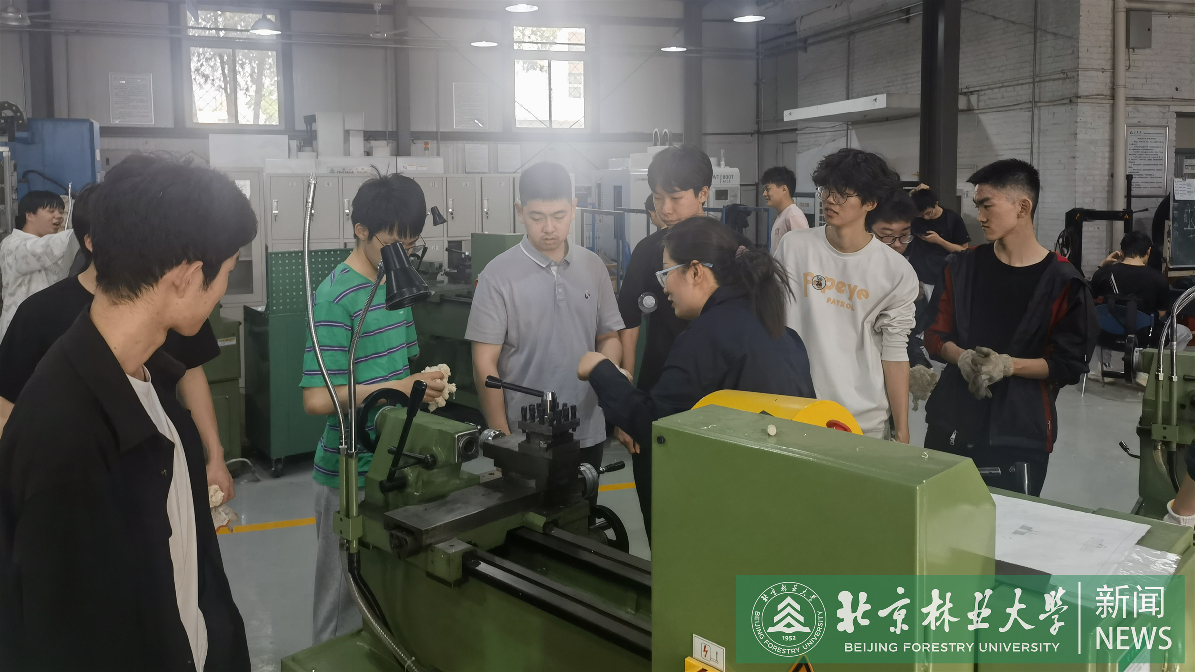 新闻图4 教师讲解机床保养活动.jpg
