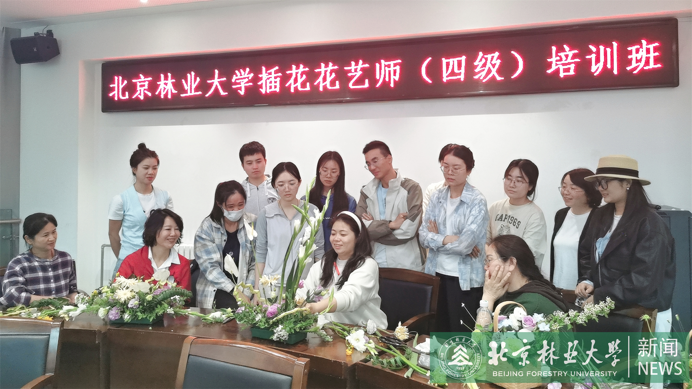 学员与郑伟老师合影.jpg