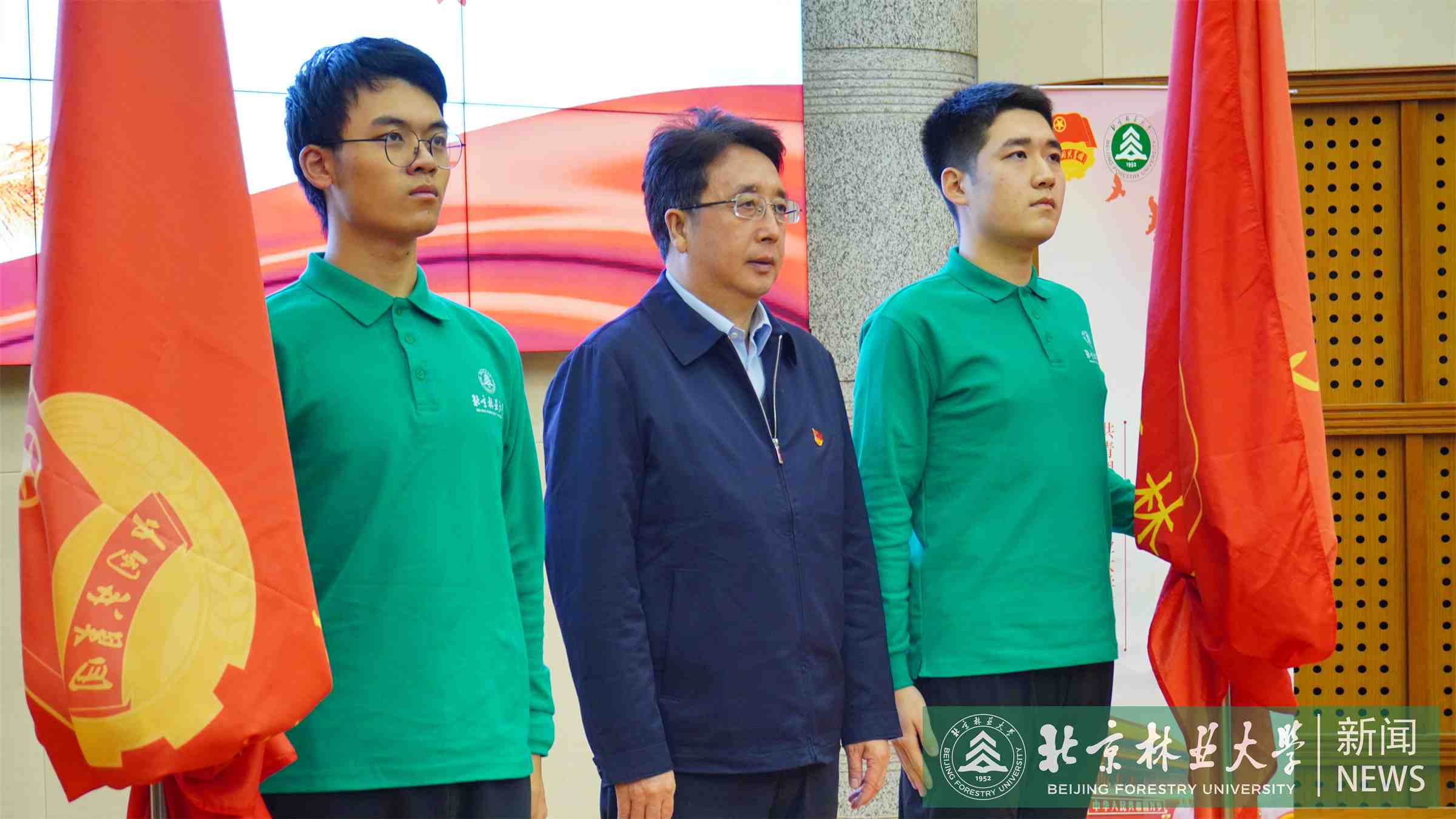 图三(校党委副书记谢学文为团支部骨干培训班、入团积极分子培训班授旗).jpg
