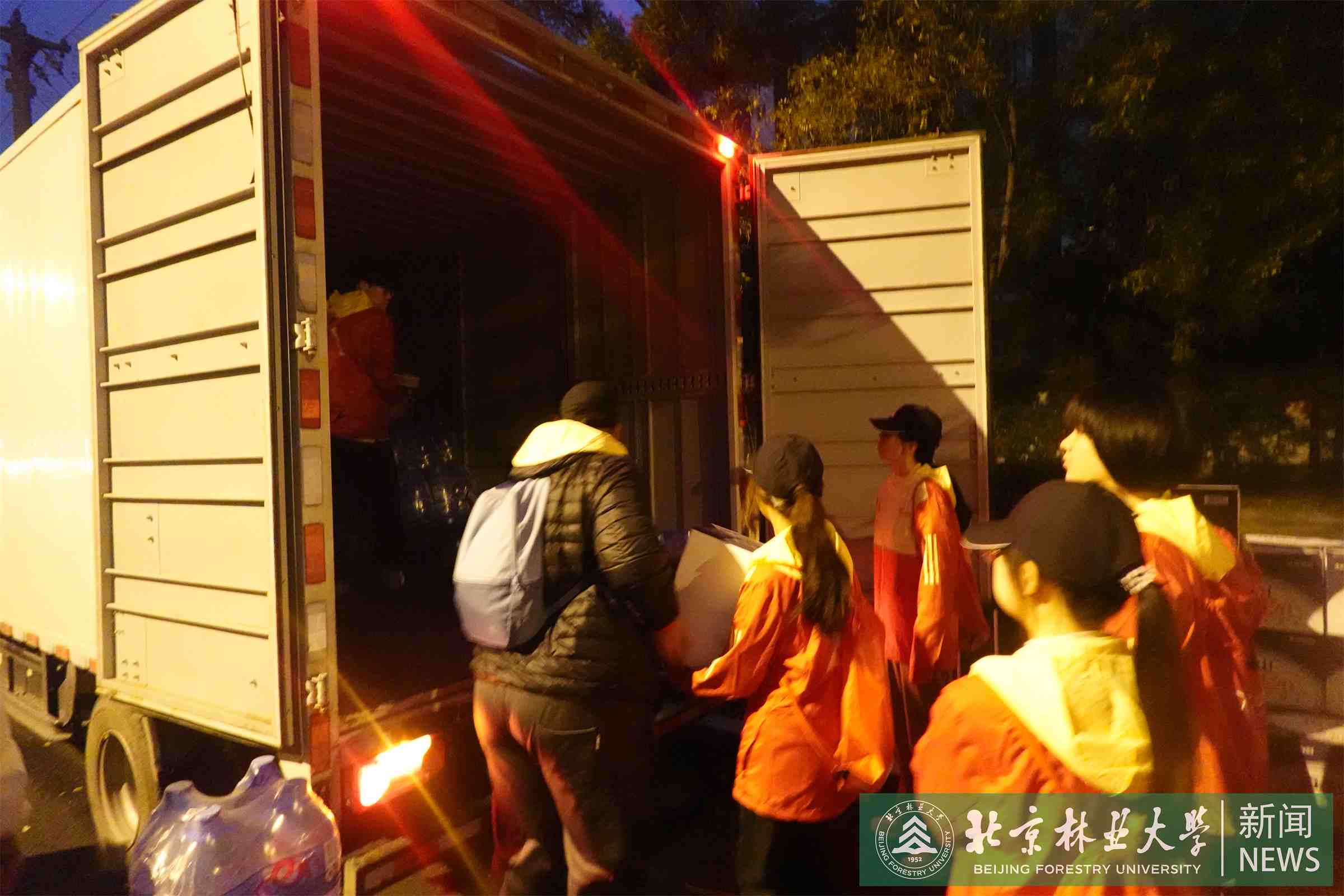 4.志愿者整理物资.jpg