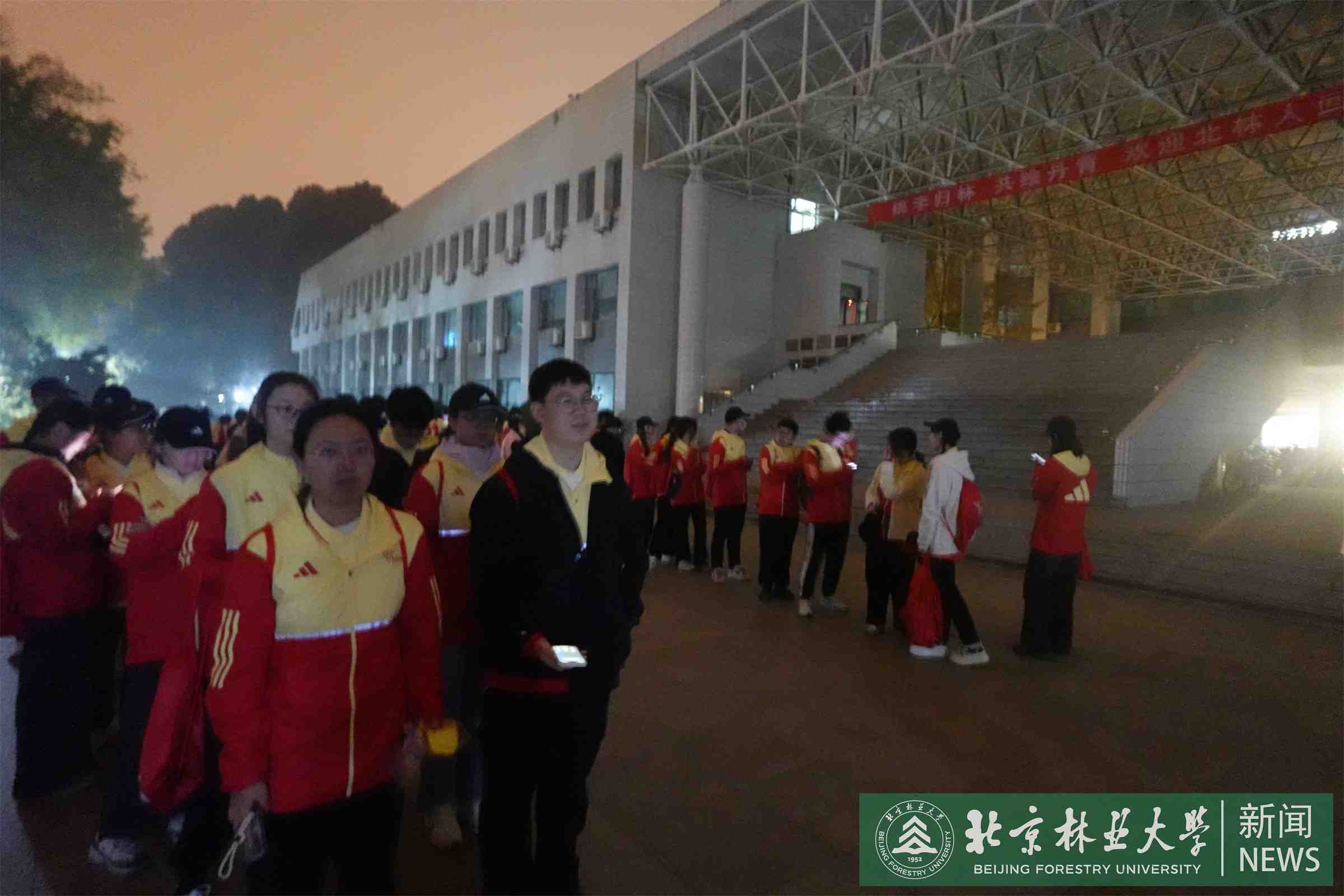 3.志愿者集结出发.jpg