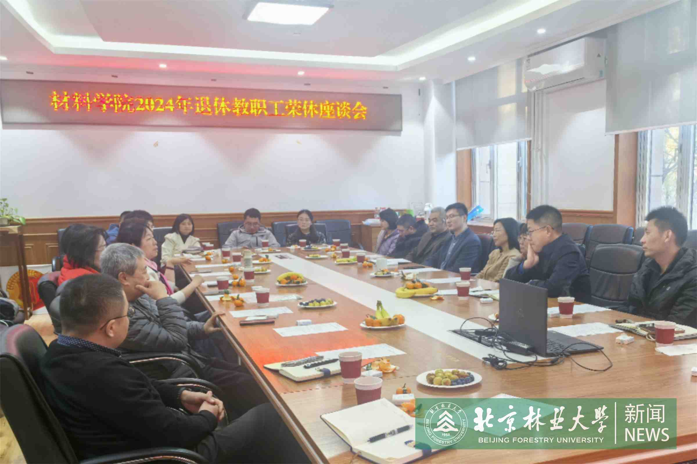 与会教师交流.jpg
