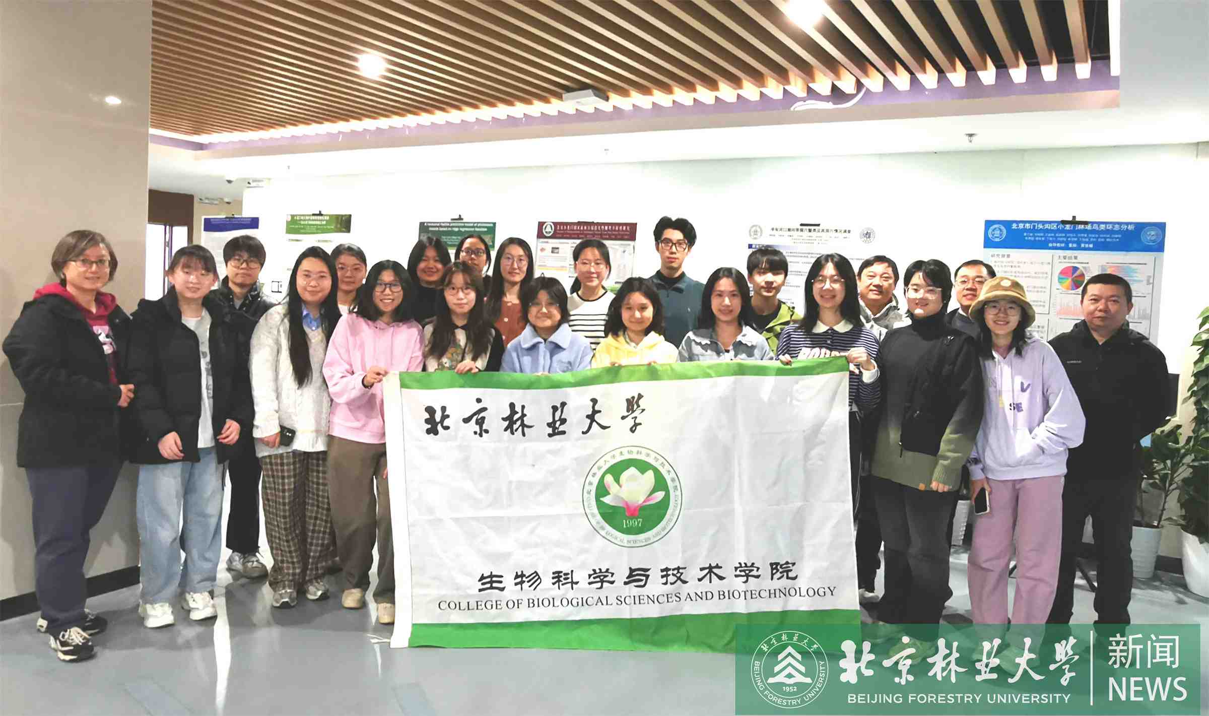 学院师生会前合影.jpg