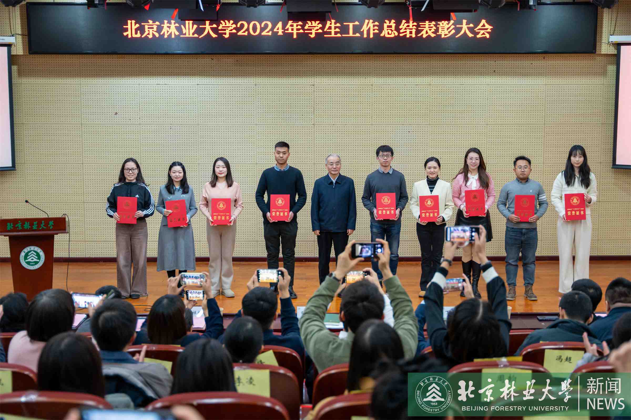 十佳辅导员-邹校长颁奖.jpg