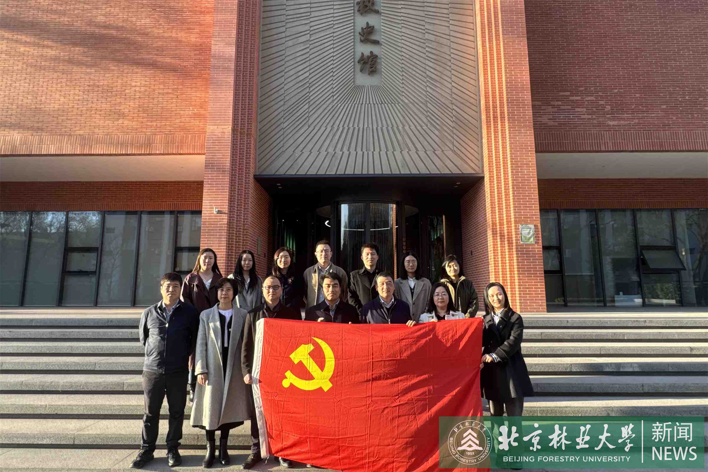 参观校史馆.jpg