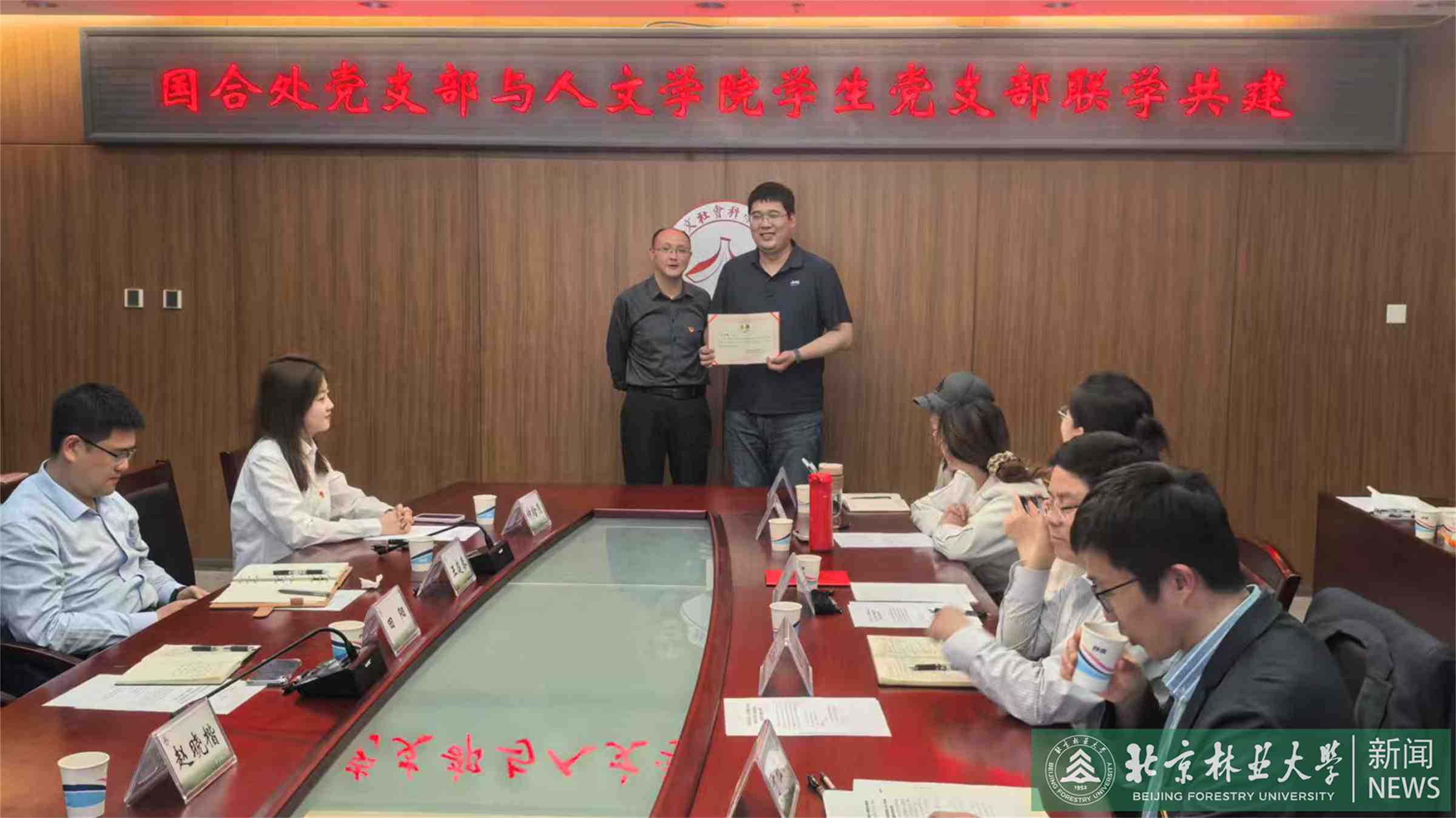 图3颁发聘书.jpg