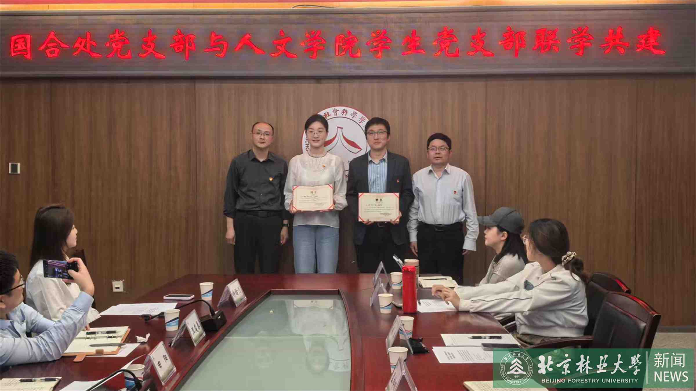 图2颁发聘书.jpg