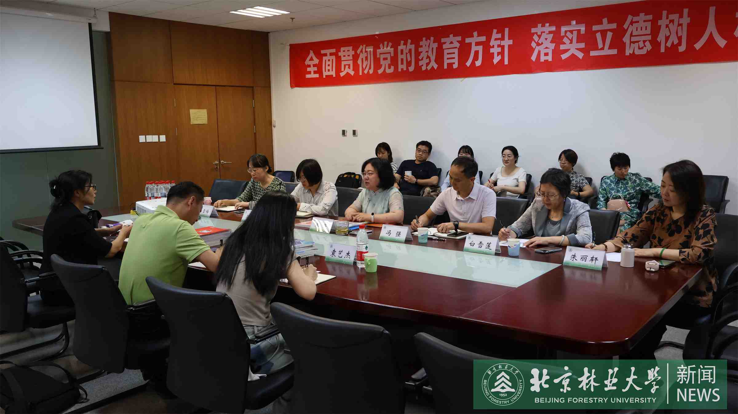 外语学院与中国外文局华语教学出版社举办大学英语教材建设专题座谈会1.jpg