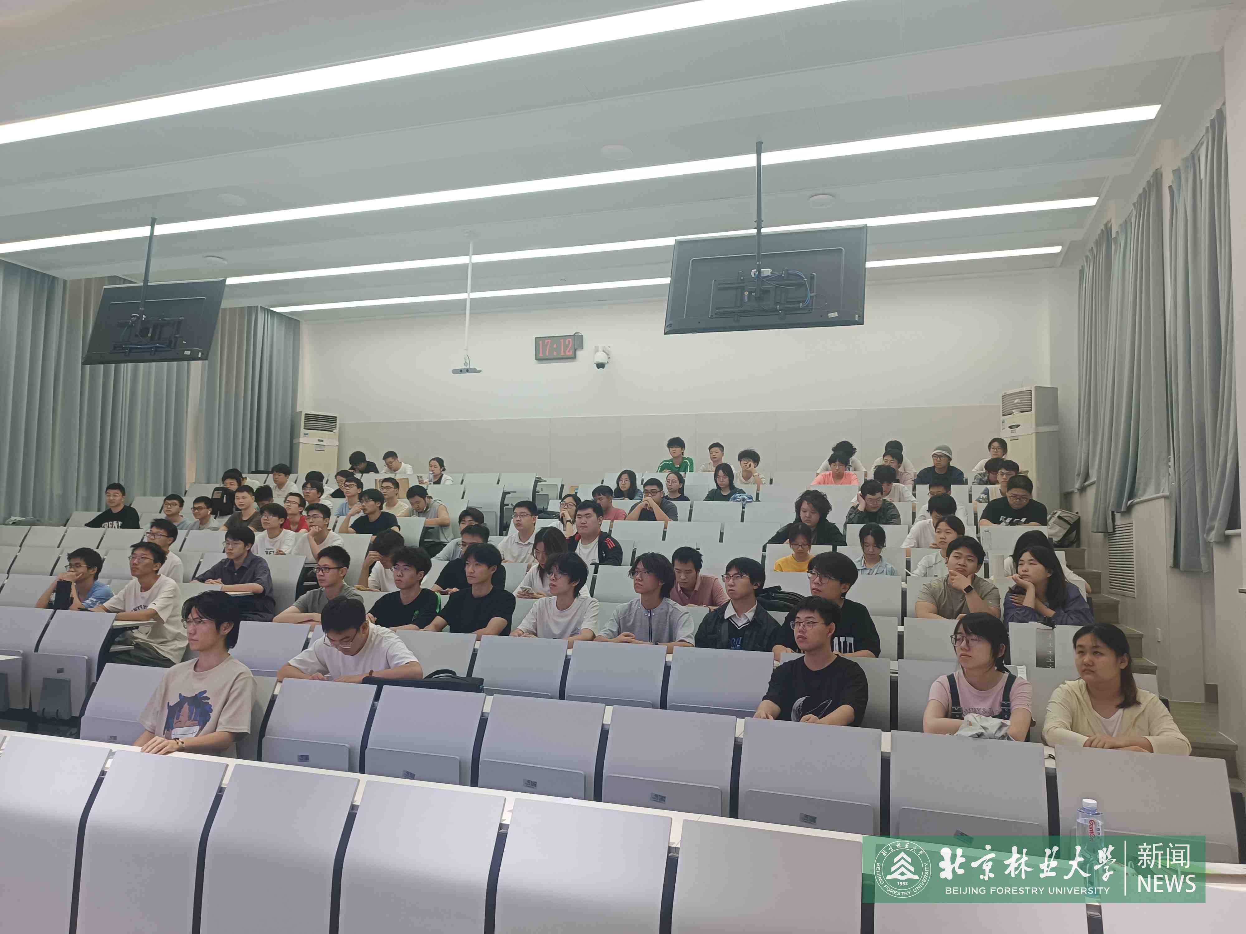 工学院开展“携笔从戎·强军有我”特色支部组织生活2.jpg