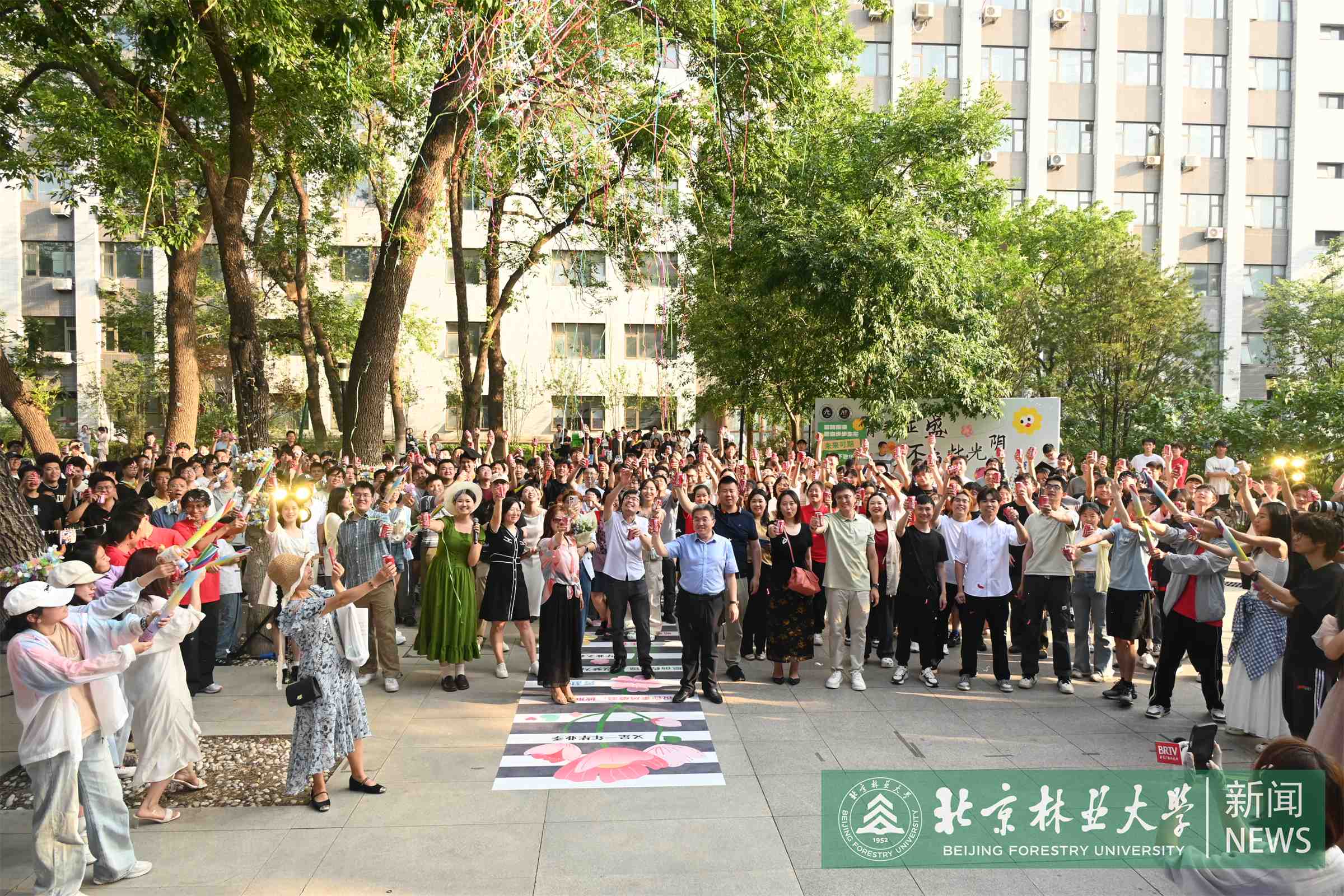 图片1:毕业活动大合影.JPG