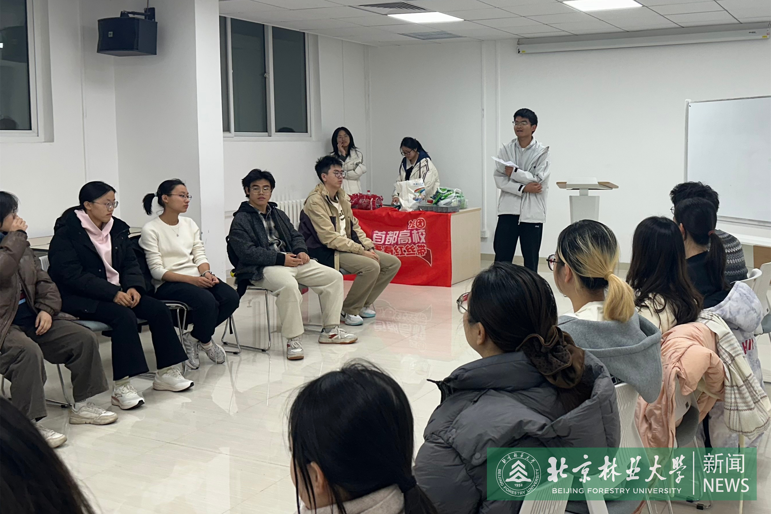 2025年11月22日 12号楼地下室107开展防艾主题同伴课堂，讲解艾滋病的预防知识、传播途径及应对措施.jpg