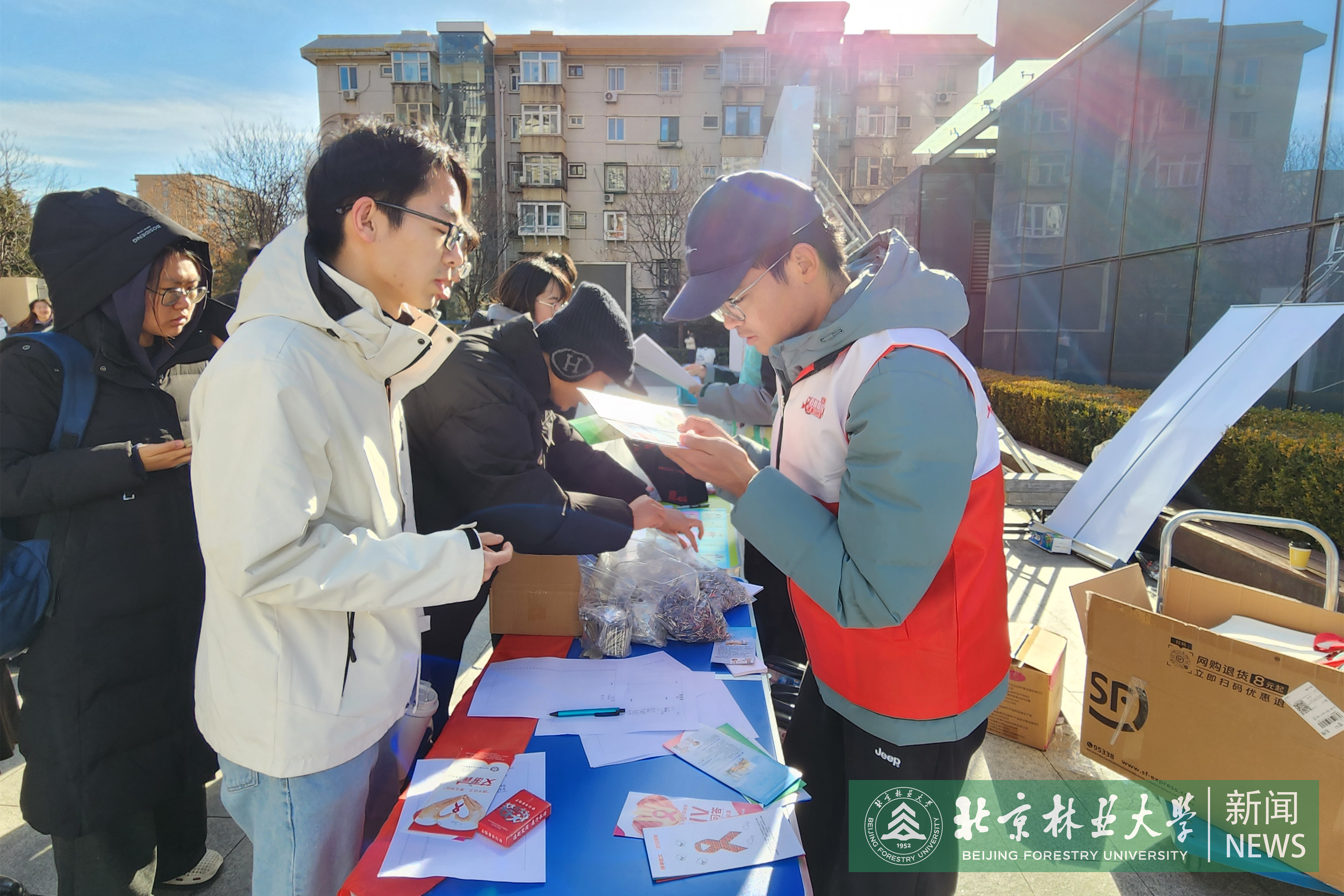 2025年12月1日世界艾滋病日当天,北京林业大学学生积极参与首都高校青春红丝带知识竞赛活动。 (2).jpg