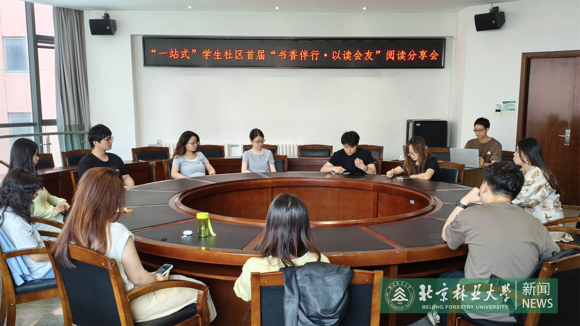 水保学院在“一站式”学生社区举办首届“书香伴行・以读会友”阅读分享会.jpg