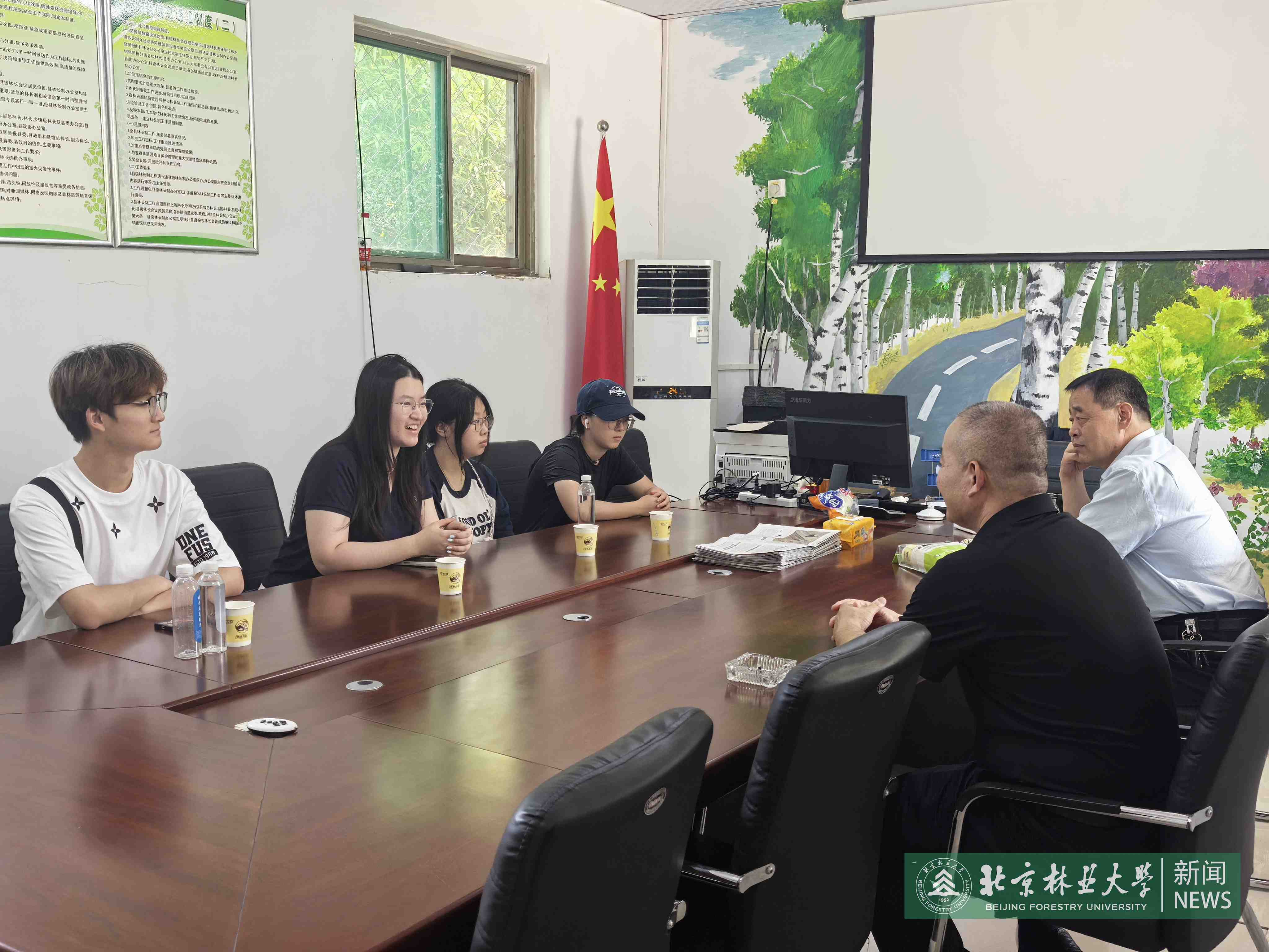 实践团与林业人进行座谈.jpg