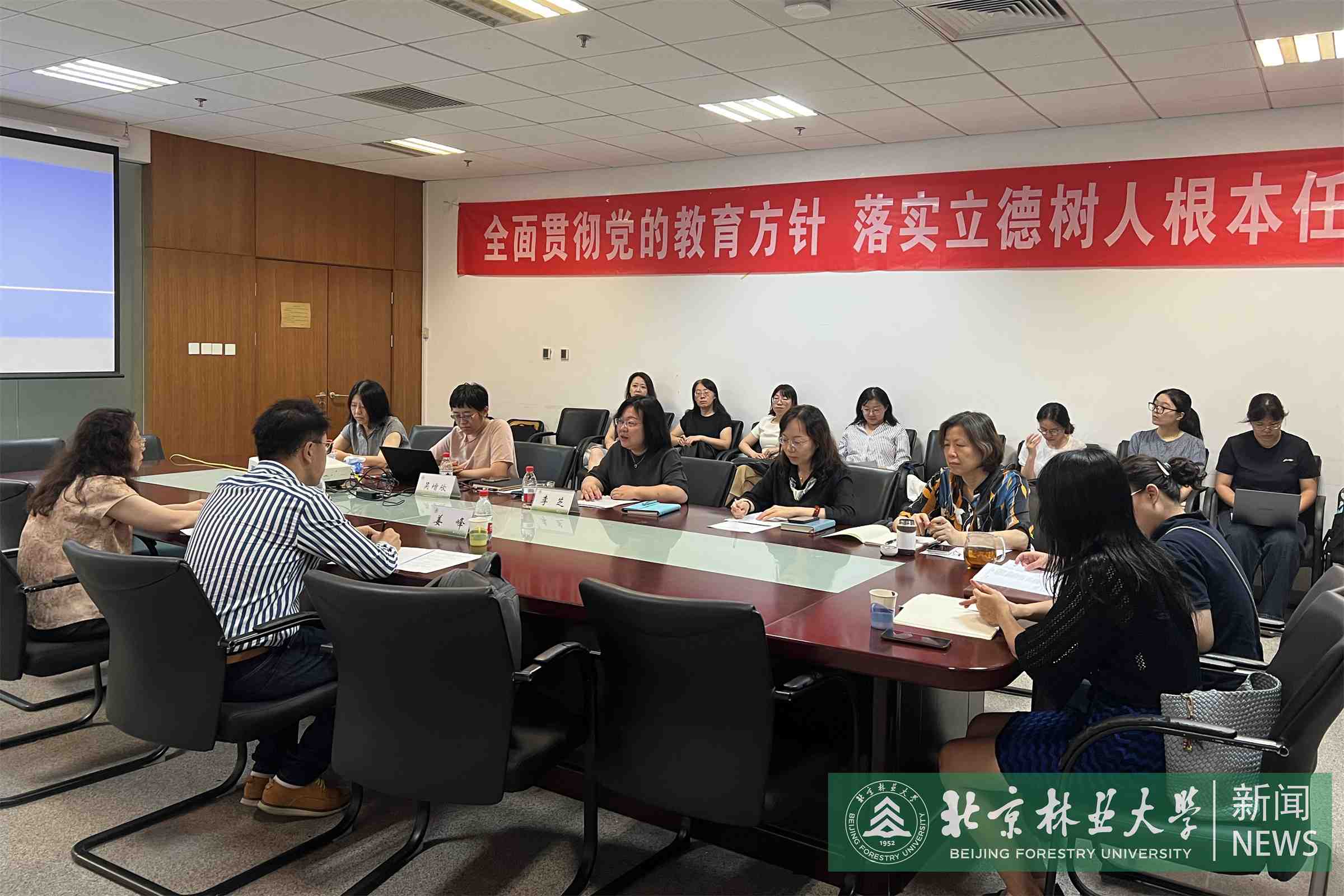 外语学院召开人机协同学术话语能力发展暨研究生英语课程建设研讨会2.jpg