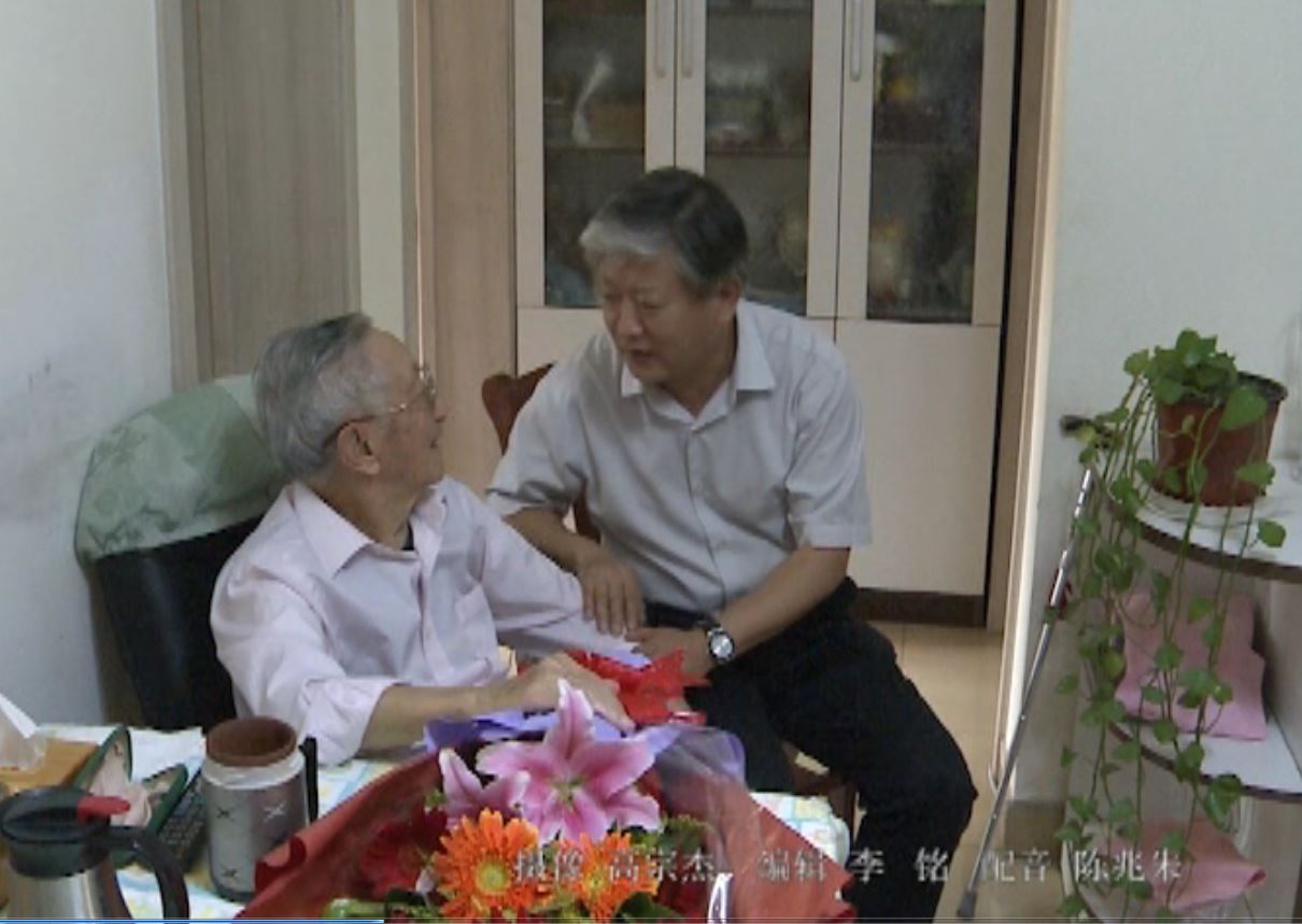 视频新闻297期：我校领导走访慰问教师代表