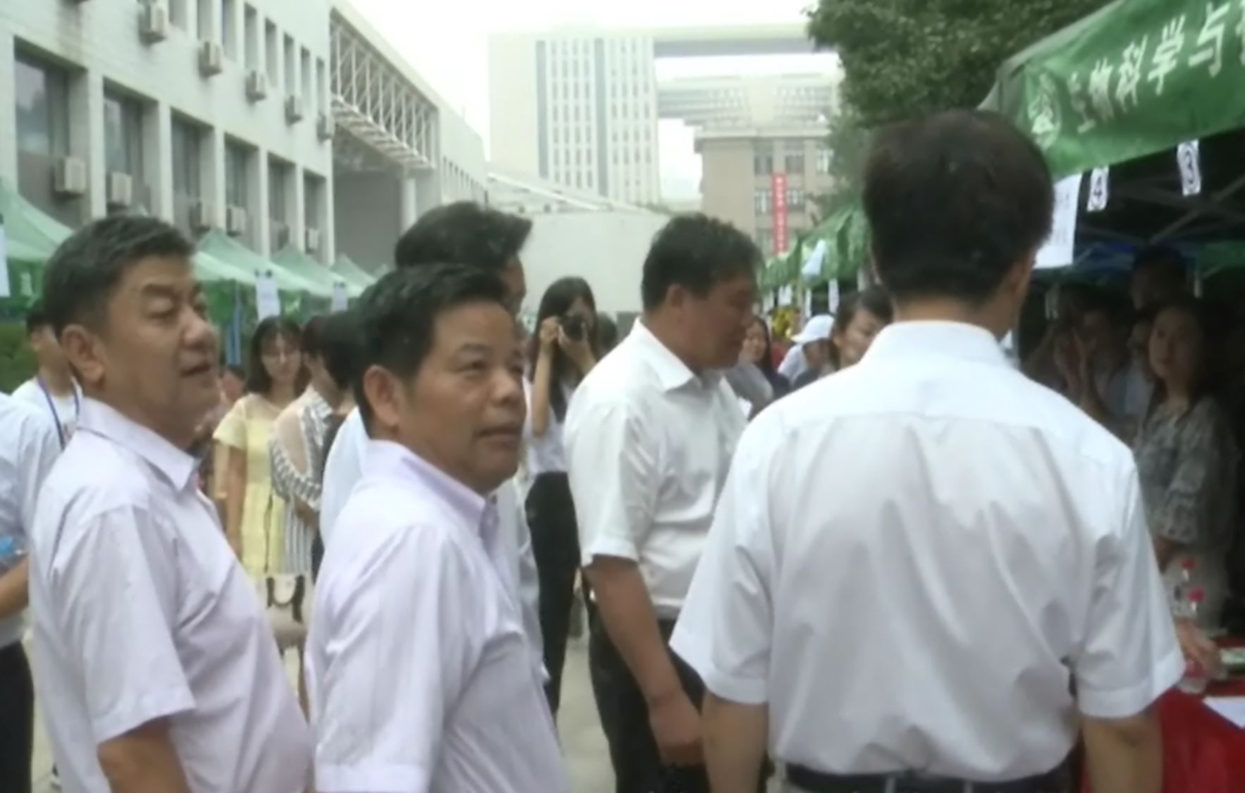 视频新闻340期：我校领导来到迎新现场看望师生