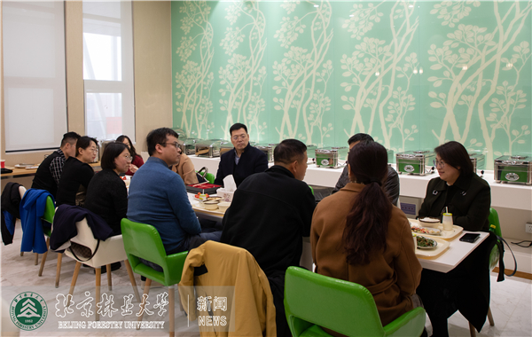 校长安黎哲参加“午间有约”活动